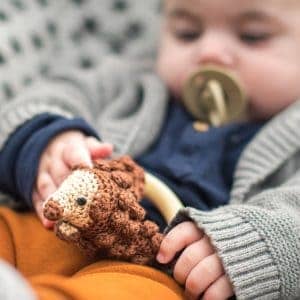 Gehäkelter Babyrassel-Greifling Igel HARRY mit Baby-Boy