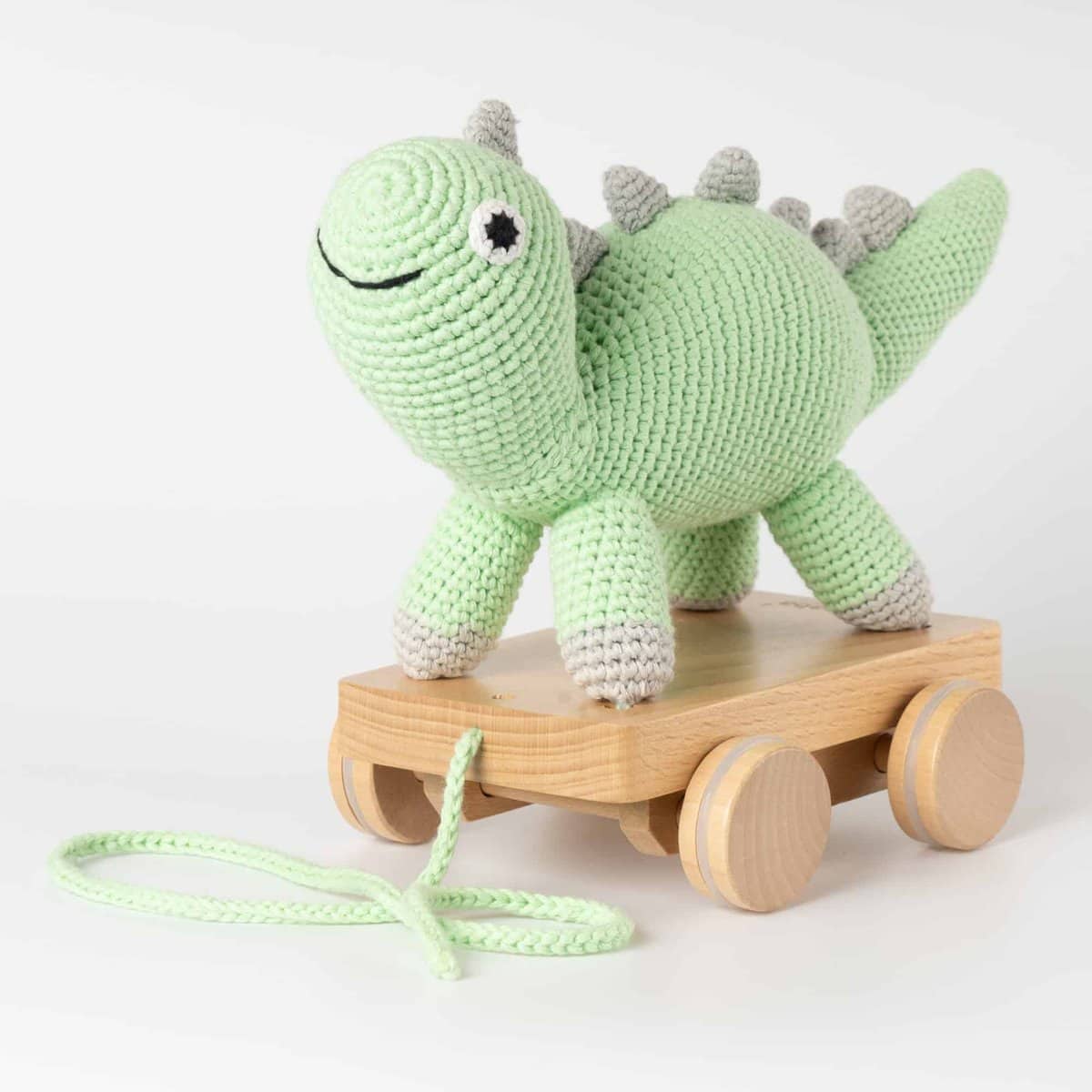 Gehäkeltes Nachziehtier Dinosaurier DINO in Mint - von schräg vorne