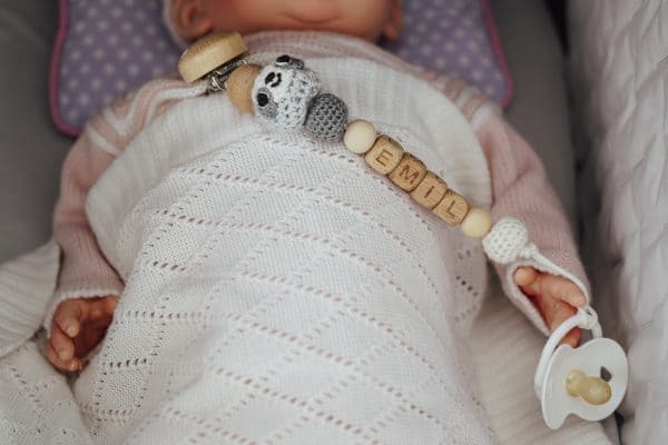 Gehäkelte Schnullerkette Faultier SLEEPY in Grau von SindiBaba personalisiert mit Name (im Kinderwagen)
