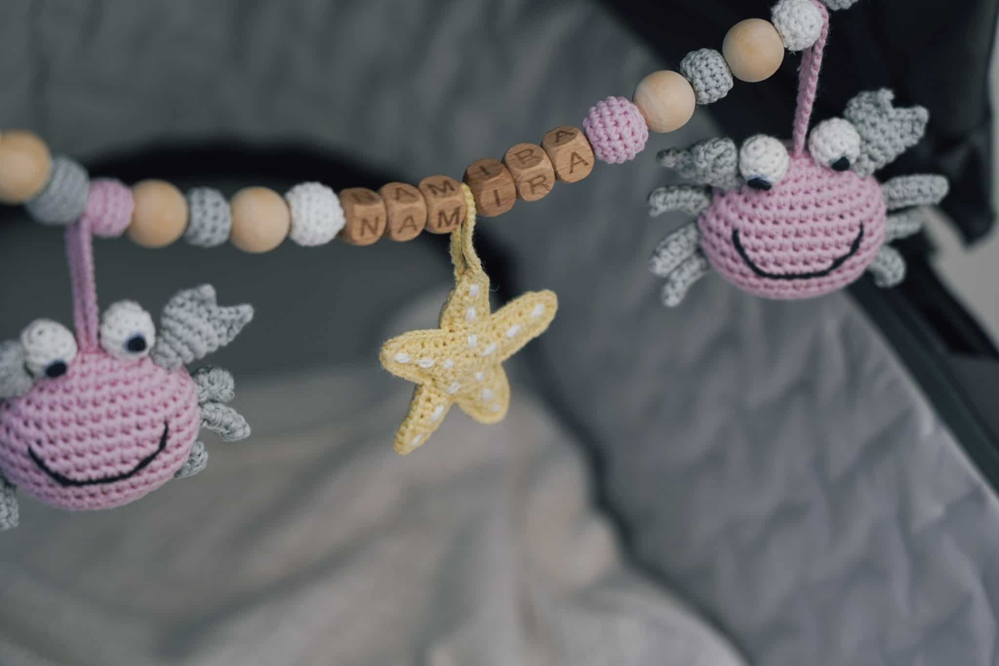 Personalisierte Kinderwagenkette für Mädchen mit Wunschname NAMIRA (vergrößert)