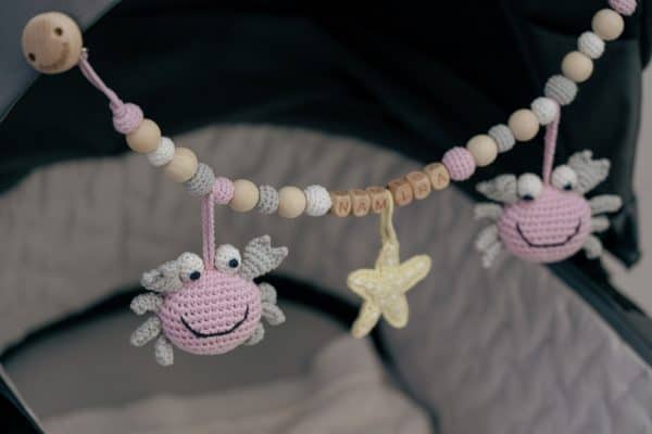Personalisierte Kinderwagenkette für Mädchen mit Wunschname NAMIRA