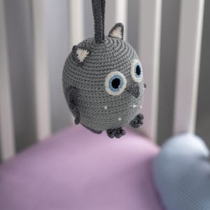Gehäkelte Spieluhr Eule LUNA in Grau - hängend im Kinderbett