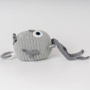 Gehäkelte Spieluhr Eule LUNA in Grau - von der Seite