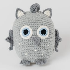 Gehäkelte Spieluhr Eule LUNA in Grau - von vorne