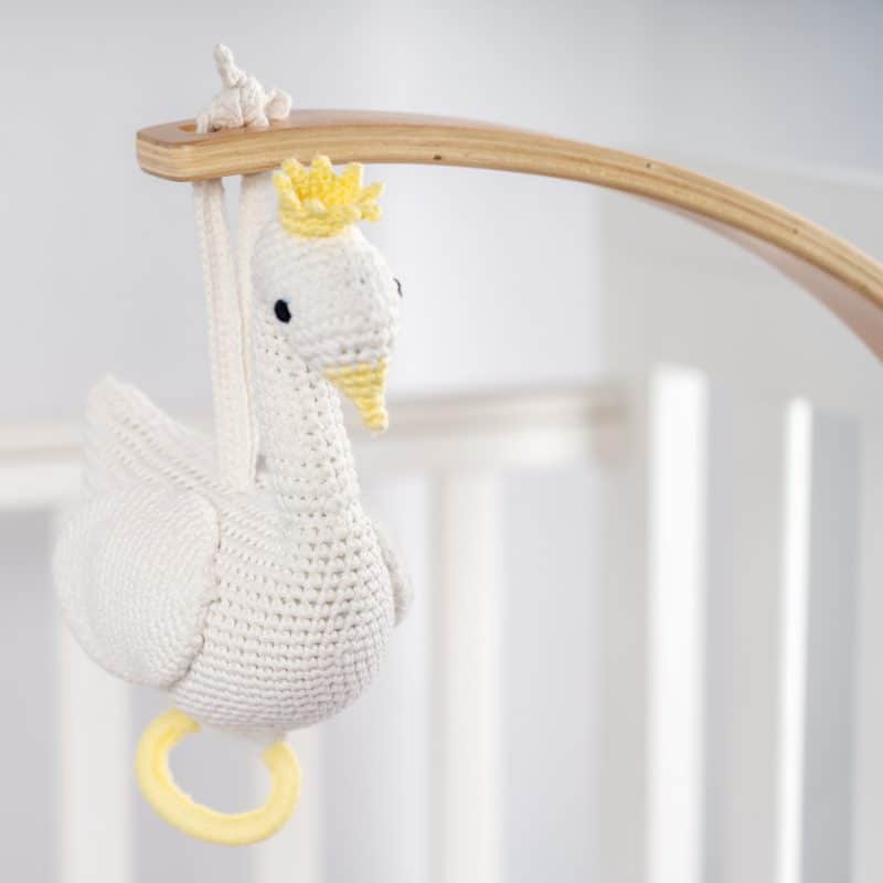Gehäkelte Spieluhr Schwan BIANCA in Weiß - im Kinderbett