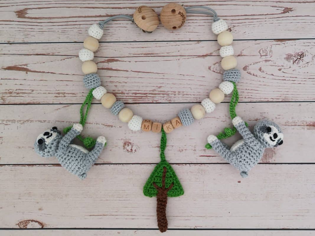 Gehäkelte Kinderwagenkette Faultier SLEEPY in Grau personalisiert mit Name MIKA