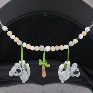 Gehäkelte Kinderwagenkette Koala COCO - im Kinderwagen (Großaufnahme)