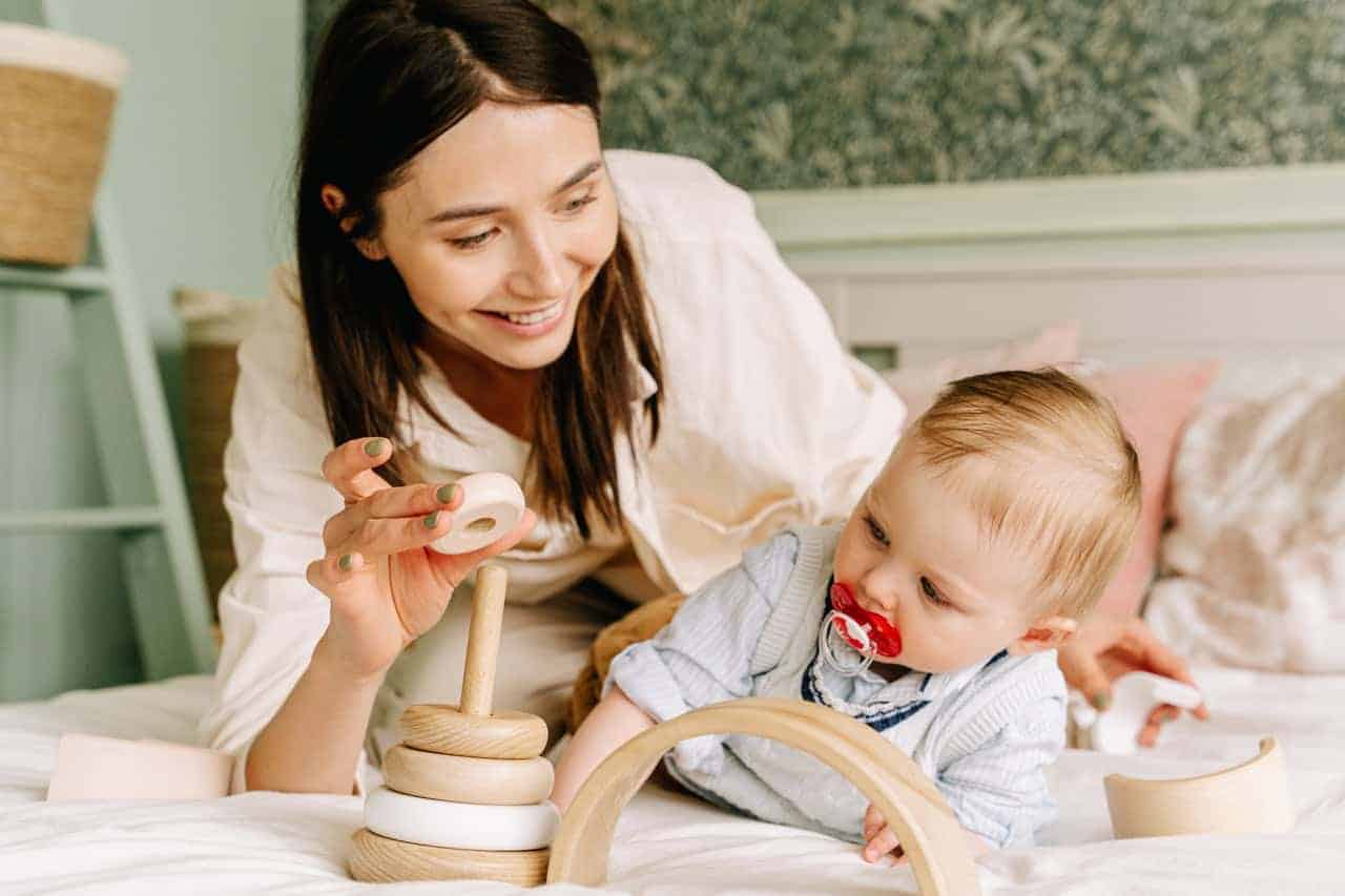 Welches Babyspielzeug für welches Alter - Baby 7-12 Monate alt