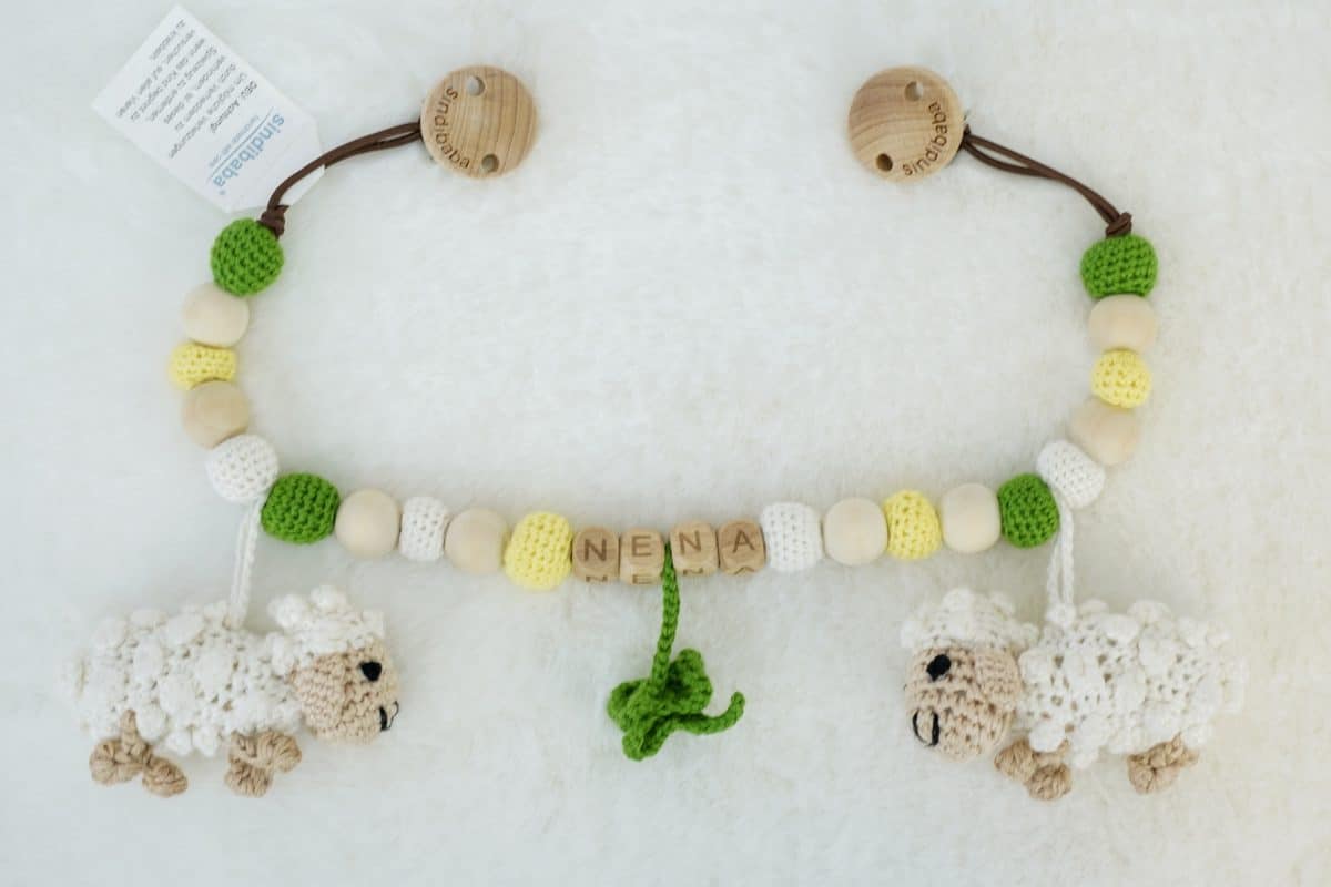 Kinderwagenkette personalisiert mit Wunschname NENA (Draufsicht)