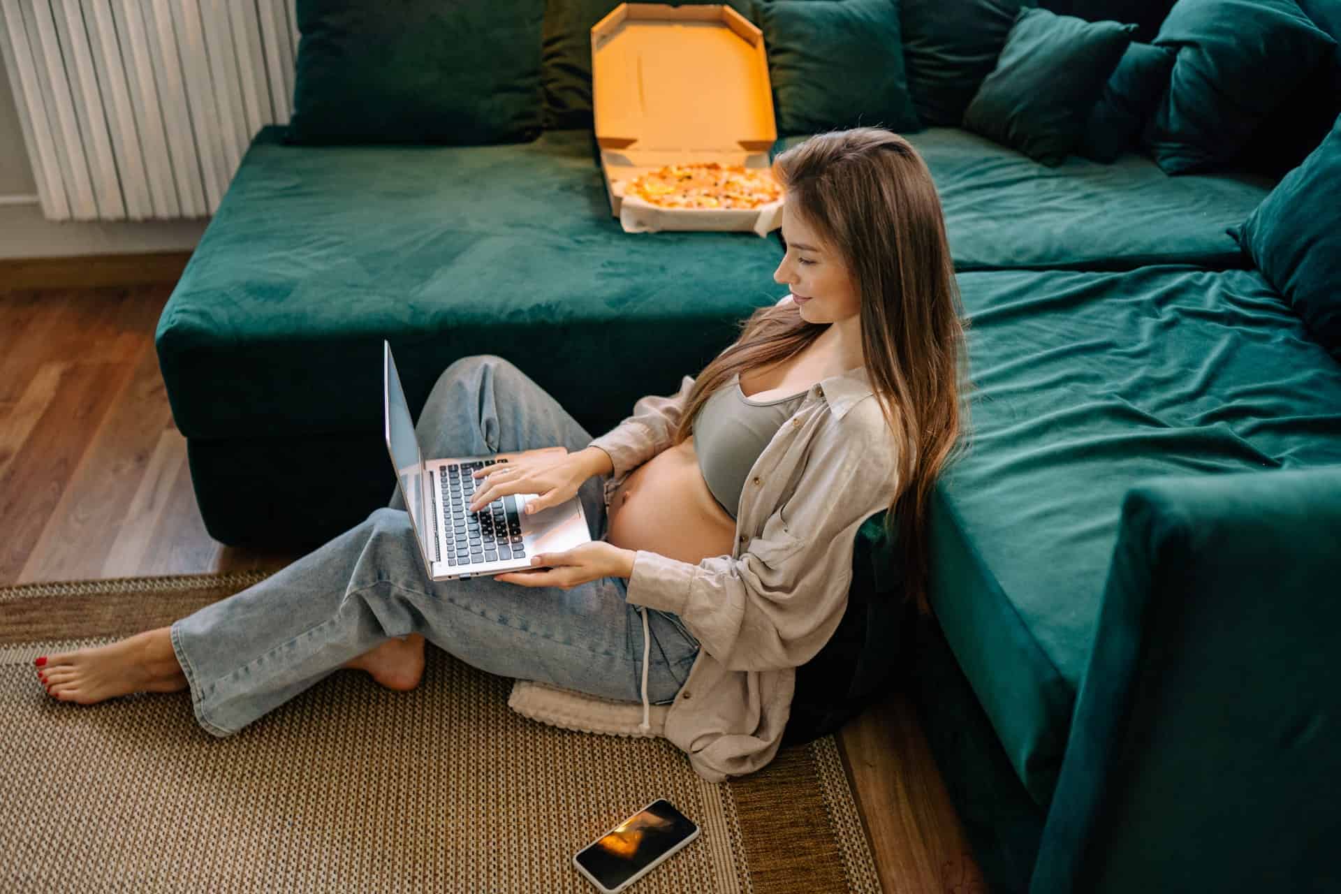 Schwangere Frau Online-Shopping am Laptop