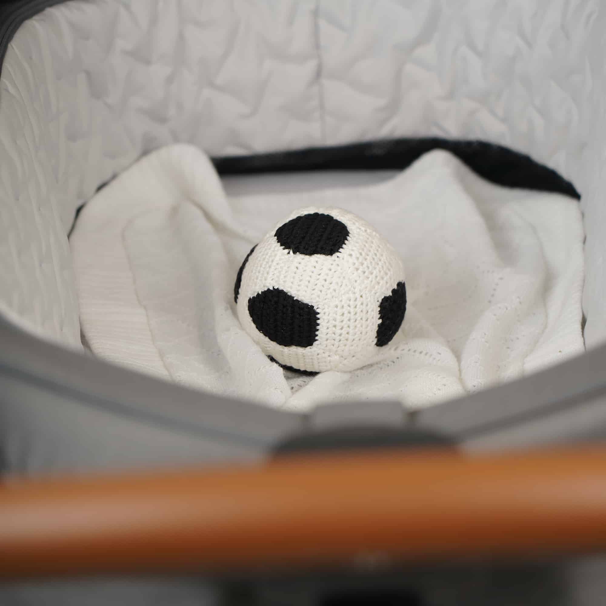 Gehäkelter Fussball in Schwarz-weiß - im Kinderwagen