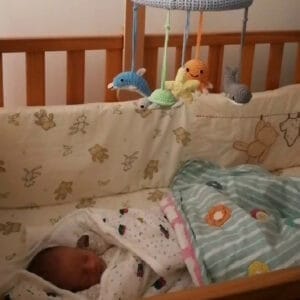 Gehäkeltes Baby-Mobile MEERESTIERE - über Bettchen mit Baby