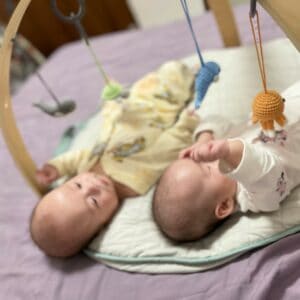 Gehäkeltes Mobile MEERESTIERE - Stofftiere als Hängespielzeug am Spielbogen - mit Babys