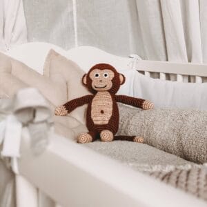 Gehäkeltes Kuscheltier Affe CHARLIE Bio - im Kinderbett