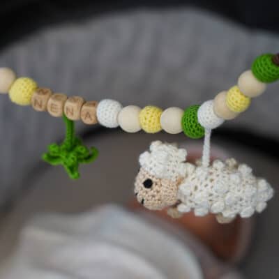 Kinderwagenkette personalisiert mit Wunschname NENA, Closeup
