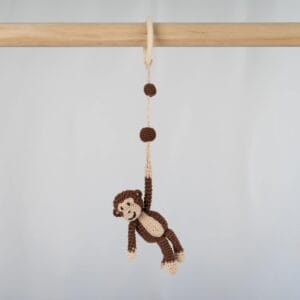 Gehäkelter Spielbogen-Anhänger Affe CHARLIE mit Befestigungsring.