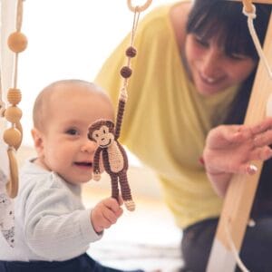 12551 - 2in1 Spielbogenanhänger Affe CHARLIE Bio - mit Baby beim Spielen