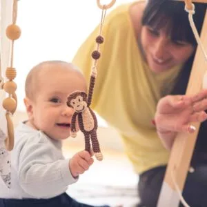 12551 - 2in1 Spielbogenanhänger Affe CHARLIE Bio - mit Baby beim Spielen