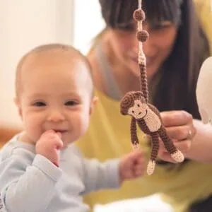 12551 - 2in1 Spielbogenanhänger Affe CHARLIE Bio - mit Baby und Mutter