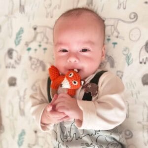 12554 Gehäkelter Greifling Fuchs FRED in Orange mit Baby-Junge