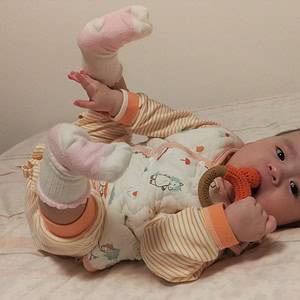 12554 Gehäkelter Greifling Fuchs FRED in Orange mit Baby-Mädchen