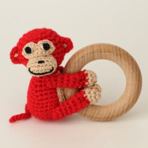 3in1 Hängespielzeug & Babyrassel Affe CHARLIE rot - Babyrassel