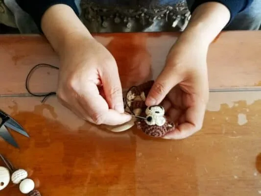 Aufnähen der Augen bei einer SindiBaba Babyrassel