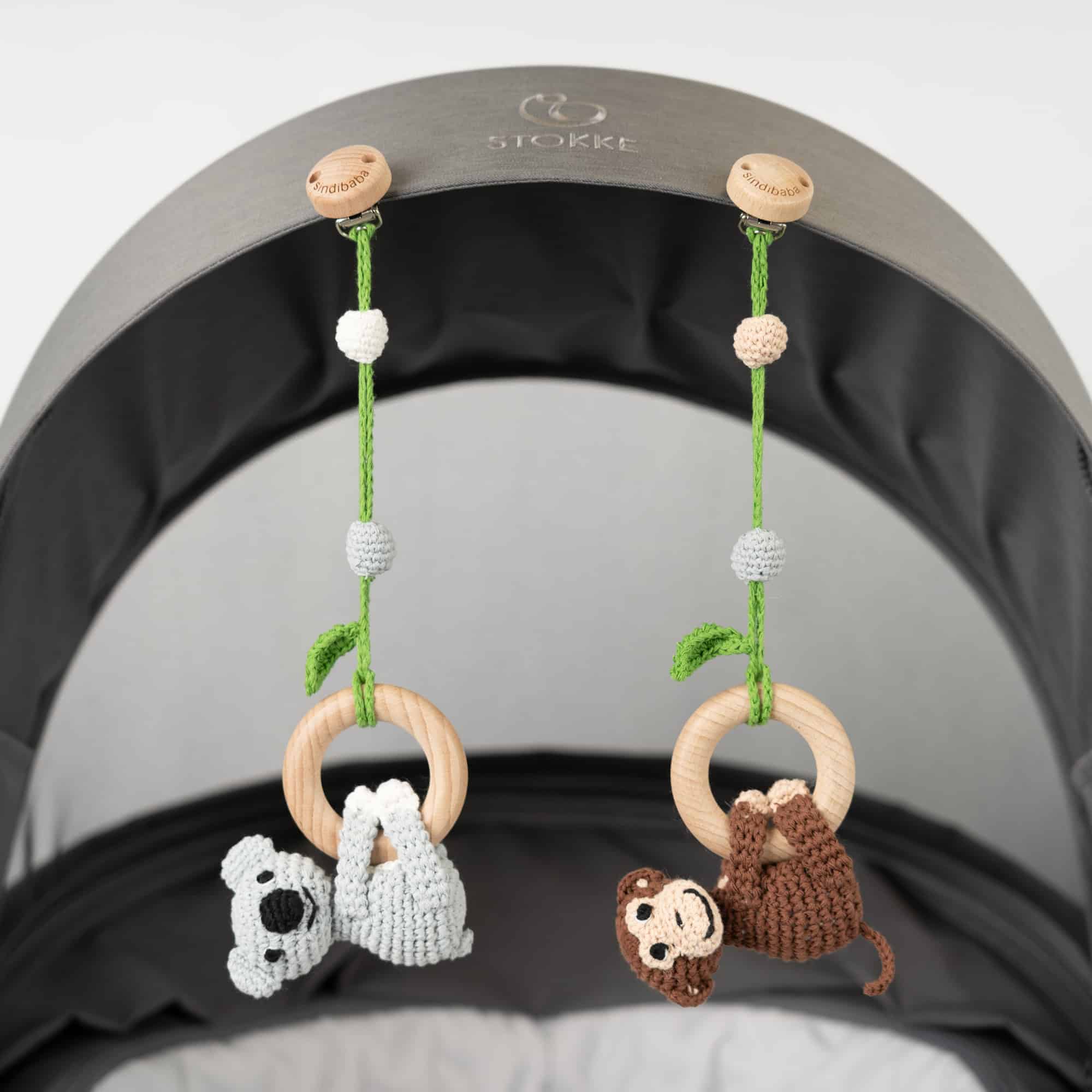 Multifunktionales Hängespielzeug von SindiBaba am Kinderwagen