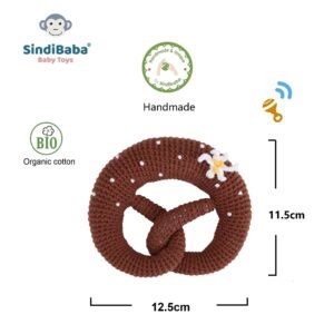 Infografik gehäkelte Babyrassel Brezel mit Edelweiß mit Maßen und Funktions-Icons